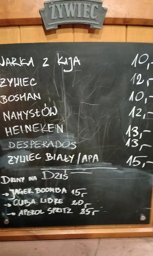 Kredowa tablica z piwami i drinkami dnia